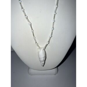 Puka Necklace White Tulip Shell Pendant 1970s 20"
